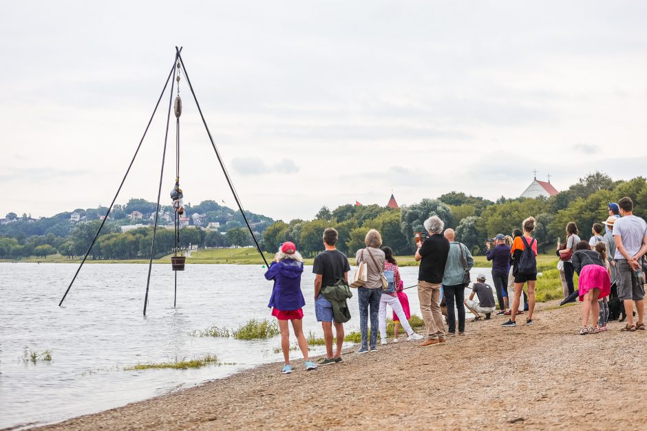 Akrobatės triukai virš Neries: žaidimas su nesvarumu 