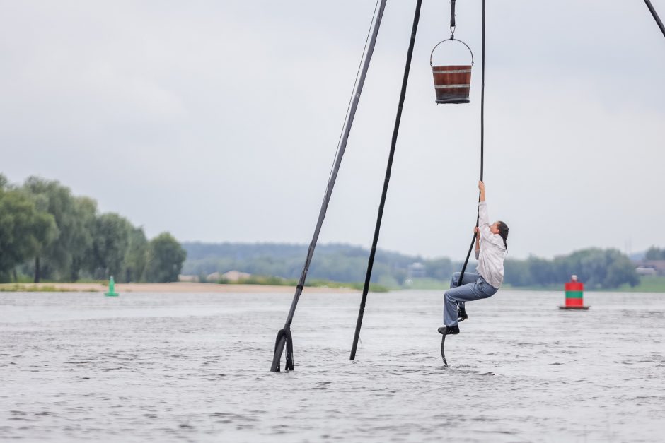 Akrobatės triukai virš Neries: žaidimas su nesvarumu 