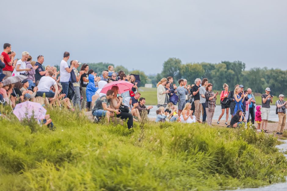 Akrobatės triukai virš Neries: žaidimas su nesvarumu 