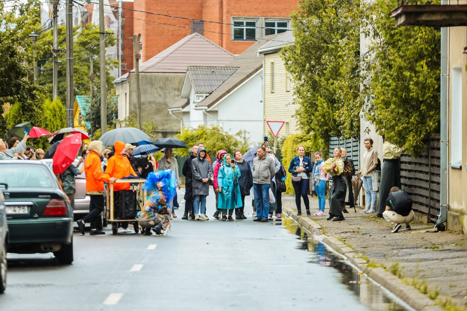 Šokio ekskursijai po Žaliakalnį lietus suteikė išskirtinio šarmo