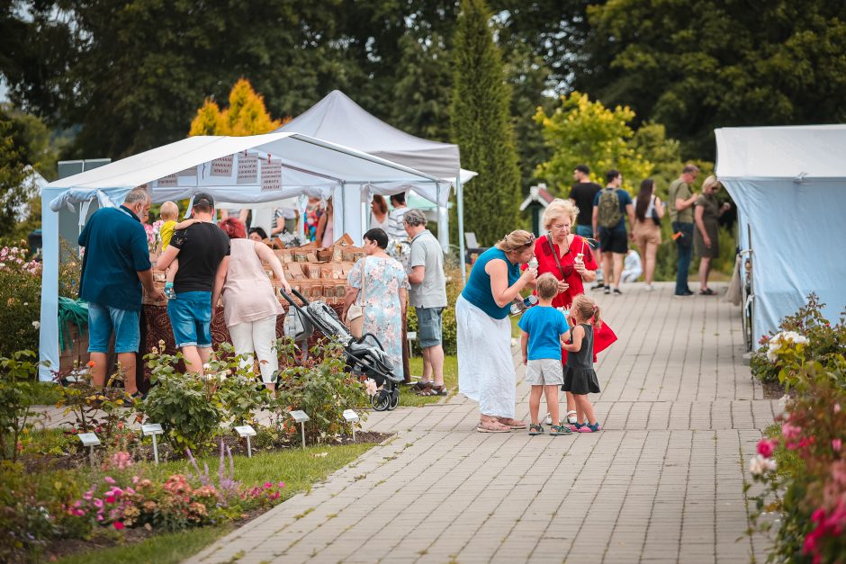 VDU Botanikos sode – naktinėjimas kvapuose ir žieduose 