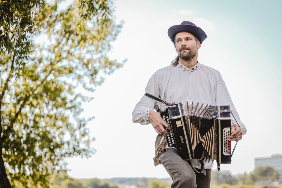 Kaunas švenčia Jonines: Santakoje – labiau tradiciškai, parako sandėlyje – jaunimo stiliumi