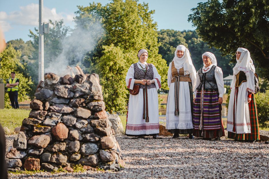 Kaunas švenčia Jonines: Santakoje – labiau tradiciškai, parako sandėlyje – jaunimo stiliumi