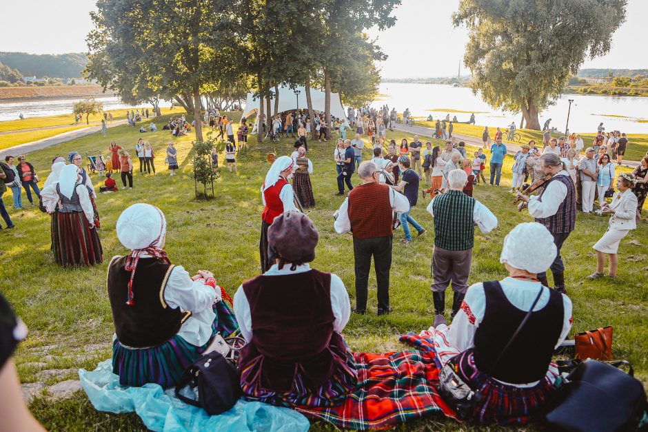 Kaunas švenčia Jonines: Santakoje – labiau tradiciškai, parako sandėlyje – jaunimo stiliumi