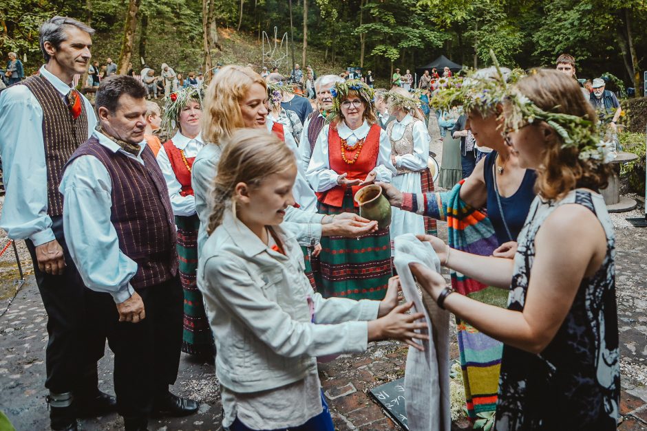 Kaunas švenčia Jonines: Santakoje – labiau tradiciškai, parako sandėlyje – jaunimo stiliumi