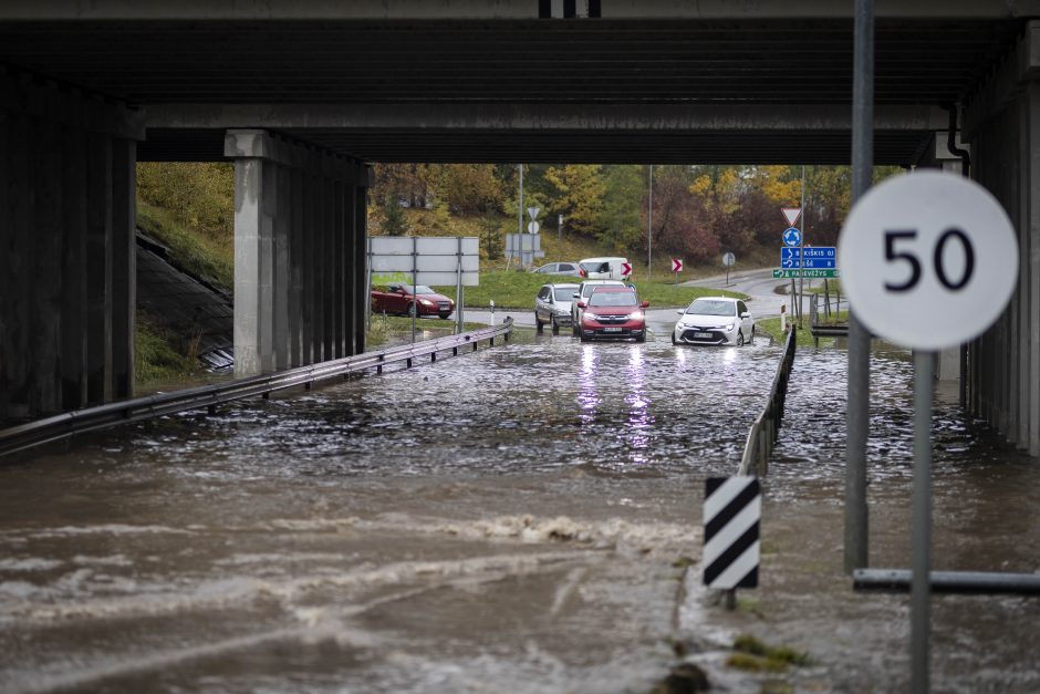 Vilniečiams – išbandymai  gatvėse: kai kurios nepravažiuojamos, plaukia automobiliai