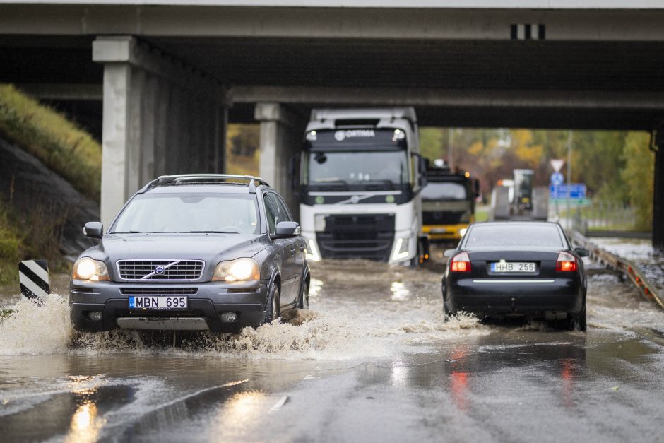 Vilniečiams – išbandymai  gatvėse: kai kurios nepravažiuojamos, plaukia automobiliai