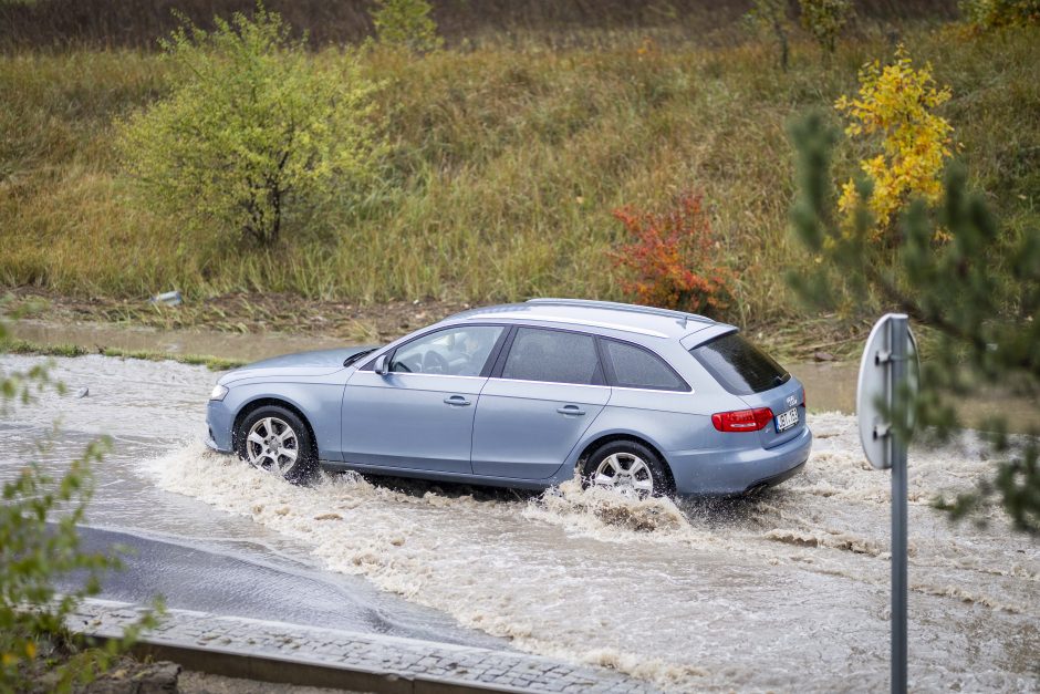 Vilniečiams – išbandymai  gatvėse: kai kurios nepravažiuojamos, plaukia automobiliai