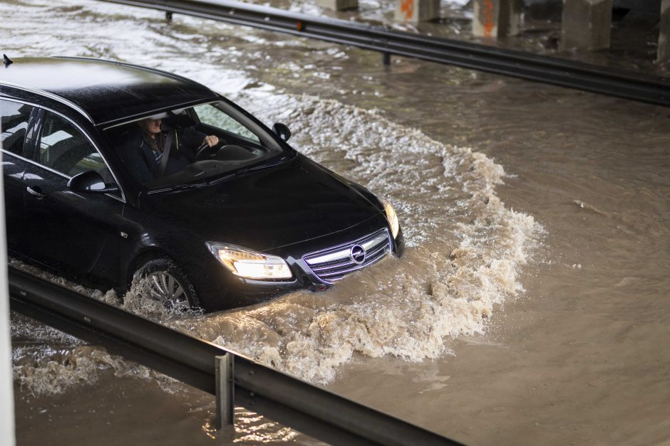 Vilniečiams – išbandymai  gatvėse: kai kurios nepravažiuojamos, plaukia automobiliai