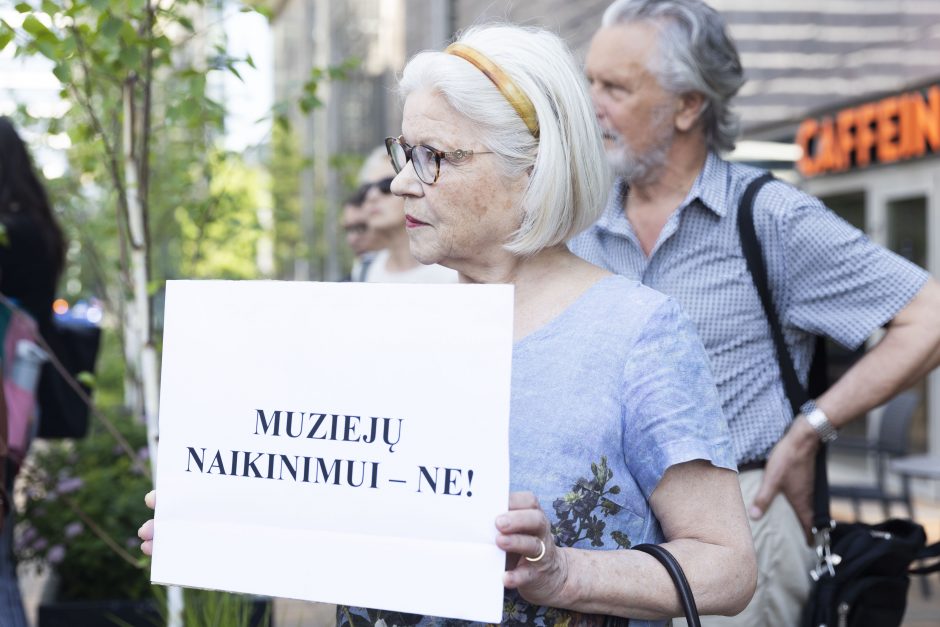 Po savivaldybės sprendimo uždaryti memorialinius muziejus protestuotojo apibendrinimas: „šūdžiai“ 