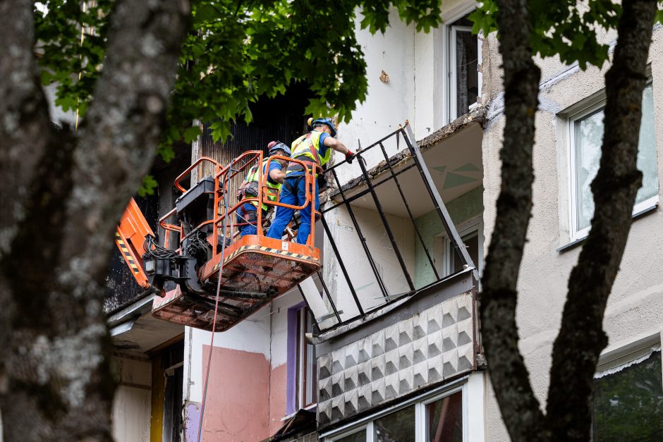 Pradedami sprogusio daugiabučio Viršuliškėse atstatymo darbai: žmonės į namus turėtų sugrįžti rudenį