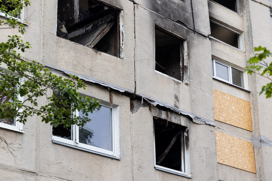 Pradedami sprogusio daugiabučio Viršuliškėse atstatymo darbai: žmonės į namus turėtų sugrįžti rudenį