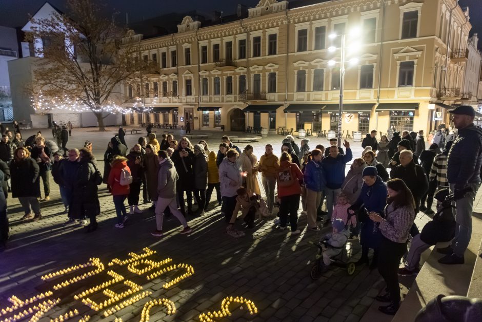 Lapkričio tamsumoje nušvis ir miestas, ir kapinės