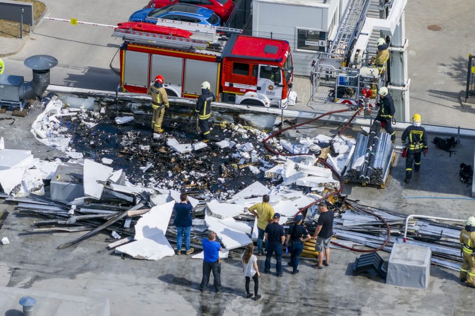 Sostinėje degė verslo centro stogas: žmonės nenukentėjo