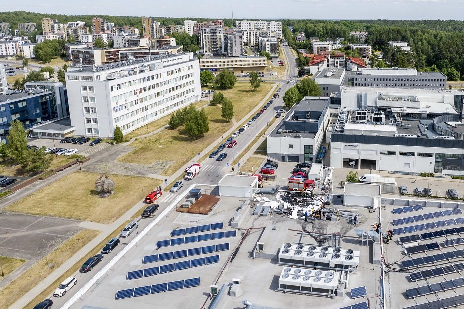 Sostinėje degė verslo centro stogas: žmonės nenukentėjo