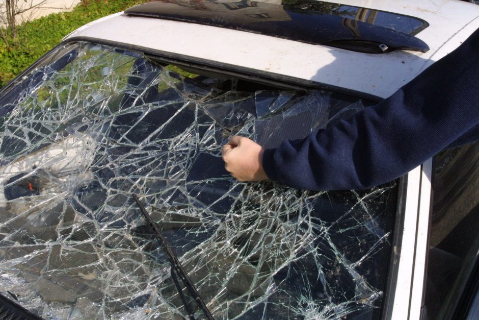 Vyras siekė keršto: išdaužė automobilių stiklus, apliejo benzinu