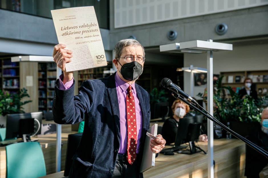 VDU rektoriui universiteto šimtmečiui skirtas pašto ženklas įteiktas iš susisiekimo ministro rankų