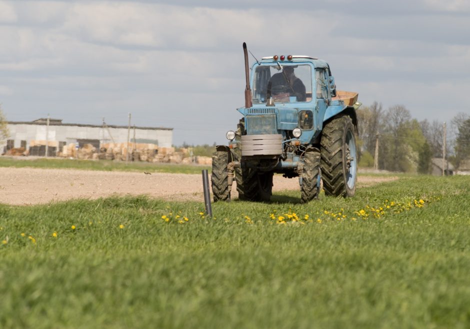 Zarasų rajone apvirtus traktoriui žuvo vyras