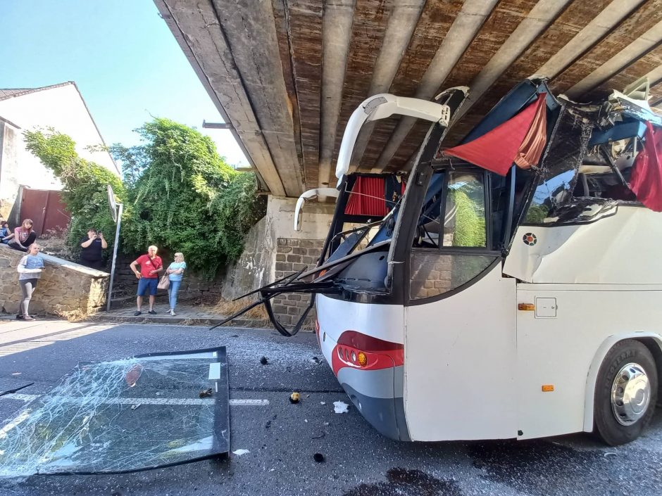 Lietuvių autobusas Čekijoje rėžėsi į tiltą, bet nelaimės tuo nesibaigė: visa kelionė buvo košmaras