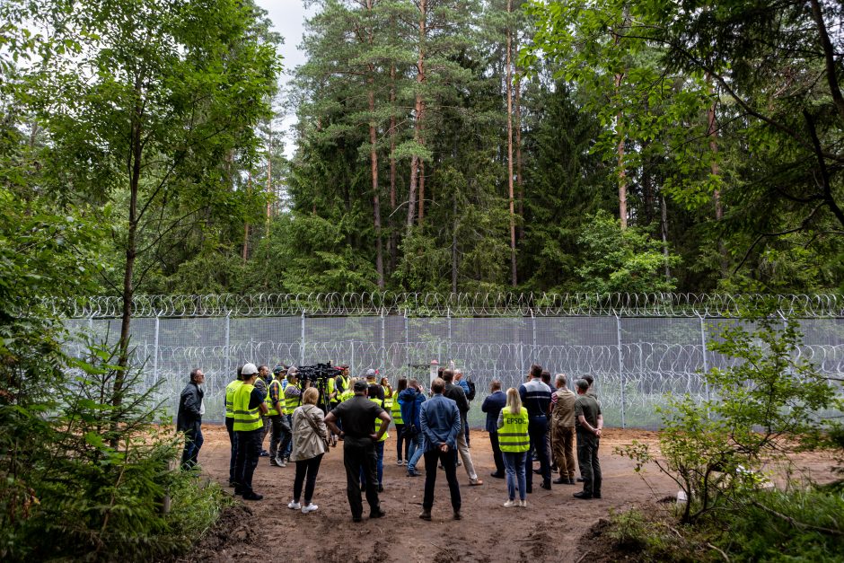 „Tai, aišku, saugesni“: gyventojai laukia paskutinių tvoros ties Baltarusija kilometrų