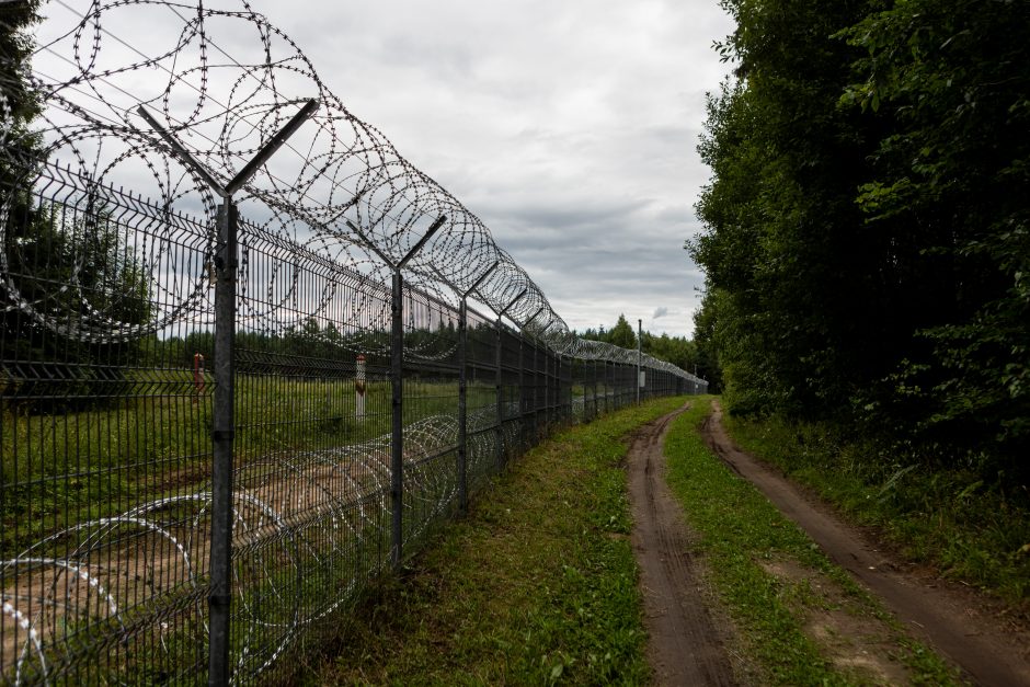 „Tai, aišku, saugesni“: gyventojai laukia paskutinių tvoros ties Baltarusija kilometrų