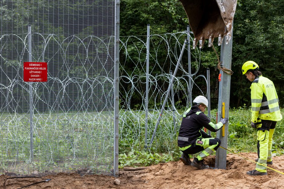 „Tai, aišku, saugesni“: gyventojai laukia paskutinių tvoros ties Baltarusija kilometrų