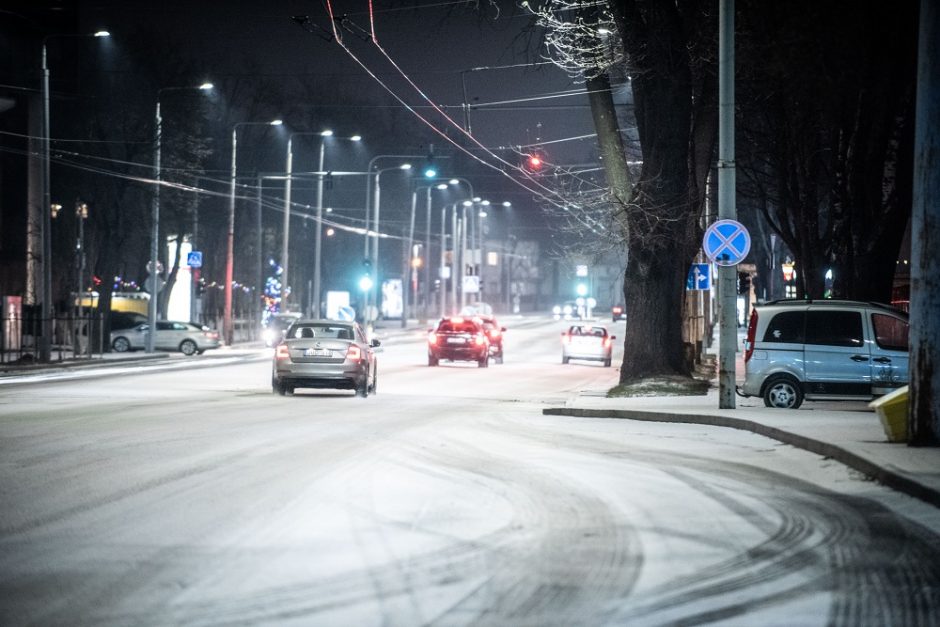 Kelininkai: naktį eismo sąlygas sunkins plikledis