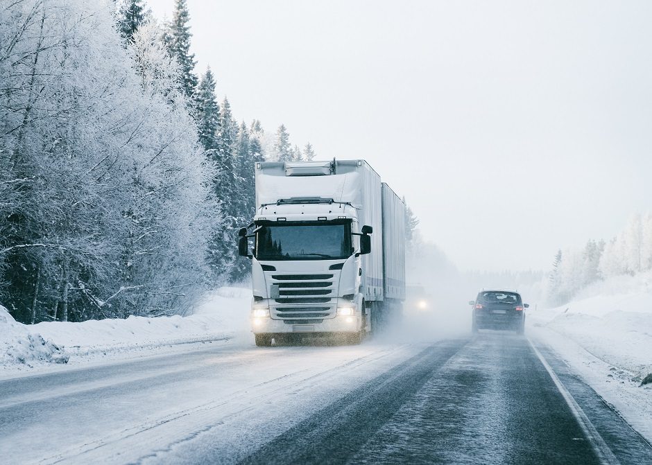 Krovininis automobilis mirtinai sužalojo senjorą, sėdėjusį kelio važiuojamojoje dalyje