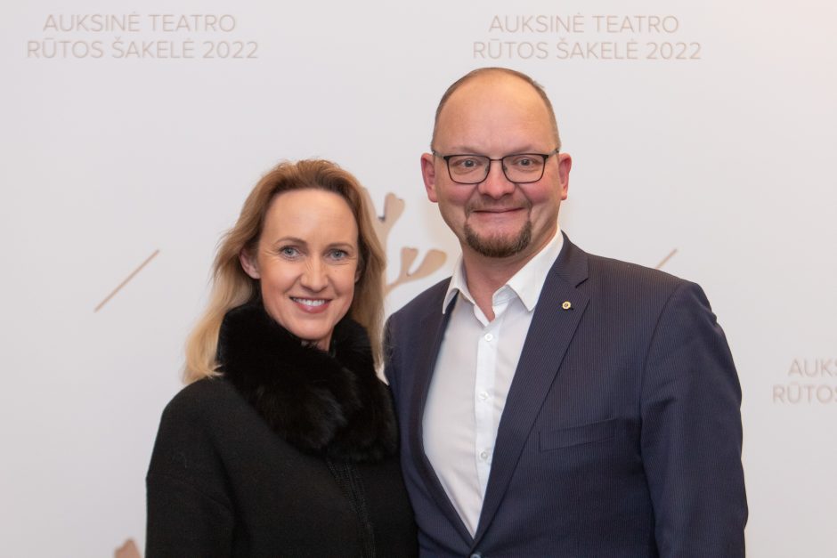 Teatralams išdalintos auksinės rūtų šakelės