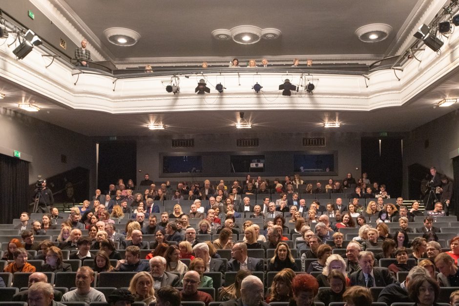 Teatralams išdalintos auksinės rūtų šakelės