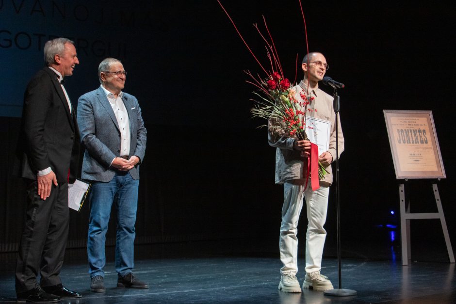 Teatralams išdalintos auksinės rūtų šakelės