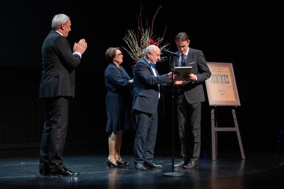 Teatralams išdalintos auksinės rūtų šakelės