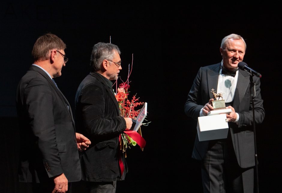 Teatralams išdalintos auksinės rūtų šakelės