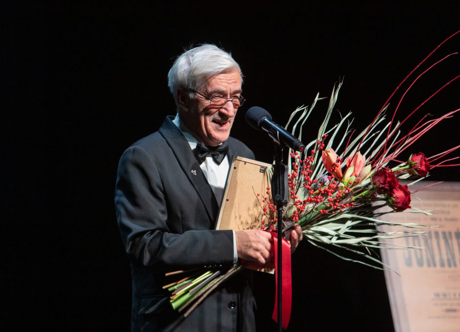 Teatralams išdalintos auksinės rūtų šakelės