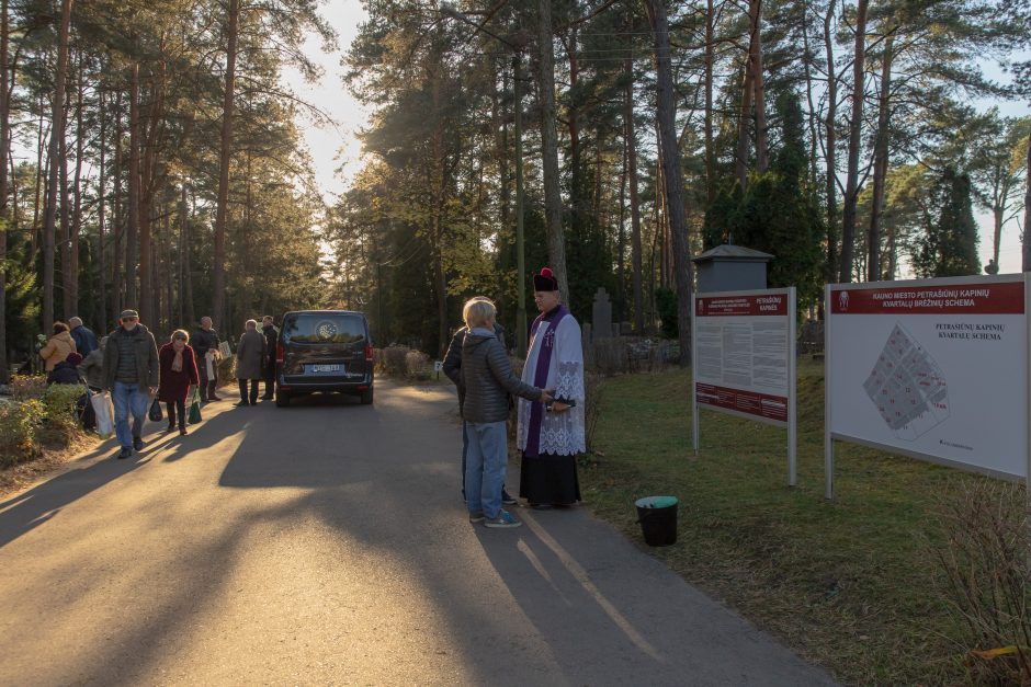 Išėjusiųjų pagerbimo dienos: žmonės neužmiršta ir apleistų kapų