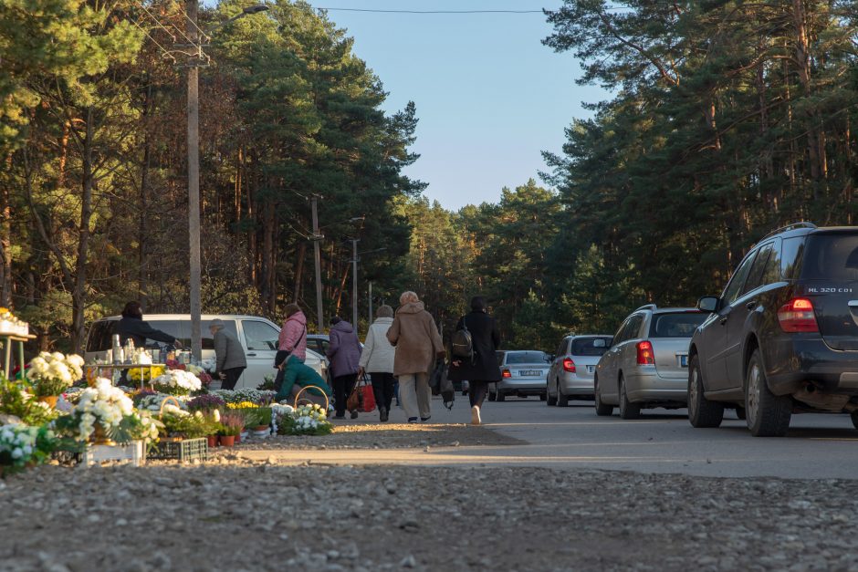 Išėjusiųjų pagerbimo dienos: žmonės neužmiršta ir apleistų kapų