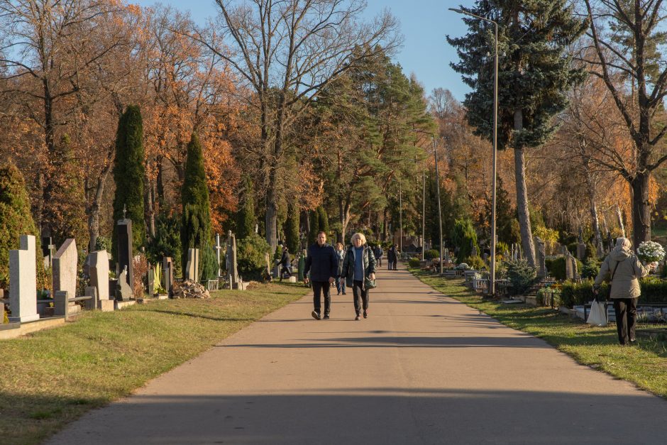 Išėjusiųjų pagerbimo dienos: žmonės neužmiršta ir apleistų kapų