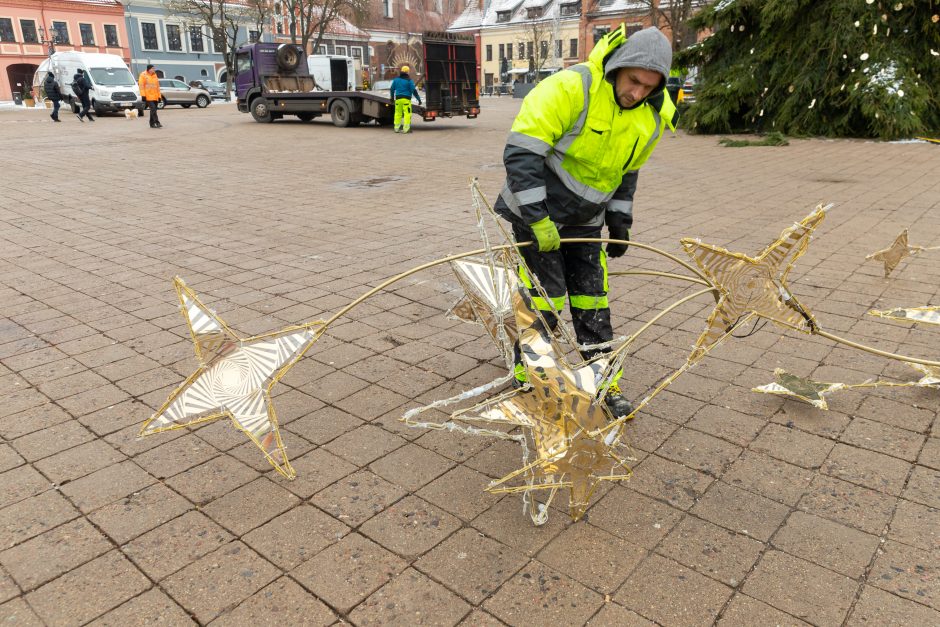 Šventės baigėsi: Kauno eglutės dekoracijos keliauja į sandėlius