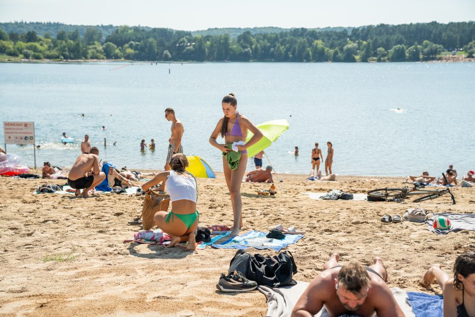 Karštis kauniečius gena prie vandens