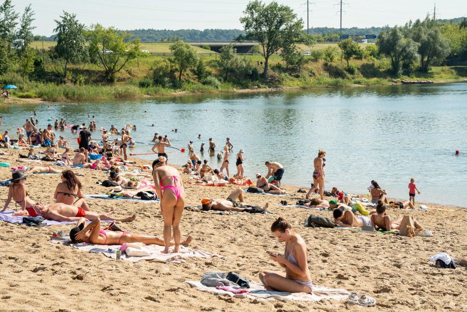 Karštis kauniečius gena prie vandens