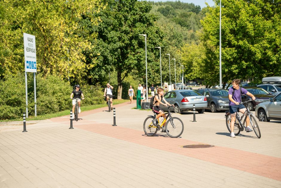 Karštis kauniečius gena prie vandens