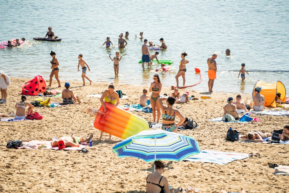 Karštis kauniečius gena prie vandens