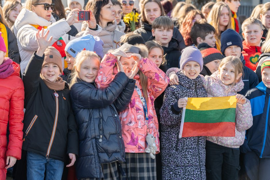 Kauno moksleiviai nuo miesto kalvų pasveikino Lietuvą su artėjančia Kovo 11-ąja