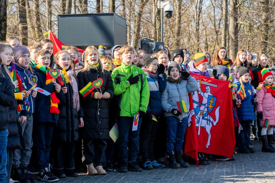 Kauno moksleiviai nuo miesto kalvų pasveikino Lietuvą su artėjančia Kovo 11-ąja