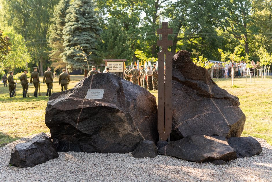 Šauliai švenčia: atidarė ąžuolų parką ir išjudėjo į trijų dienų 160 km žygį