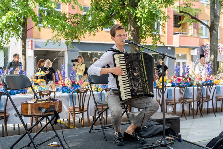 Laisvės alėja vėl nusidriekė šventiniai kaimynų stalai