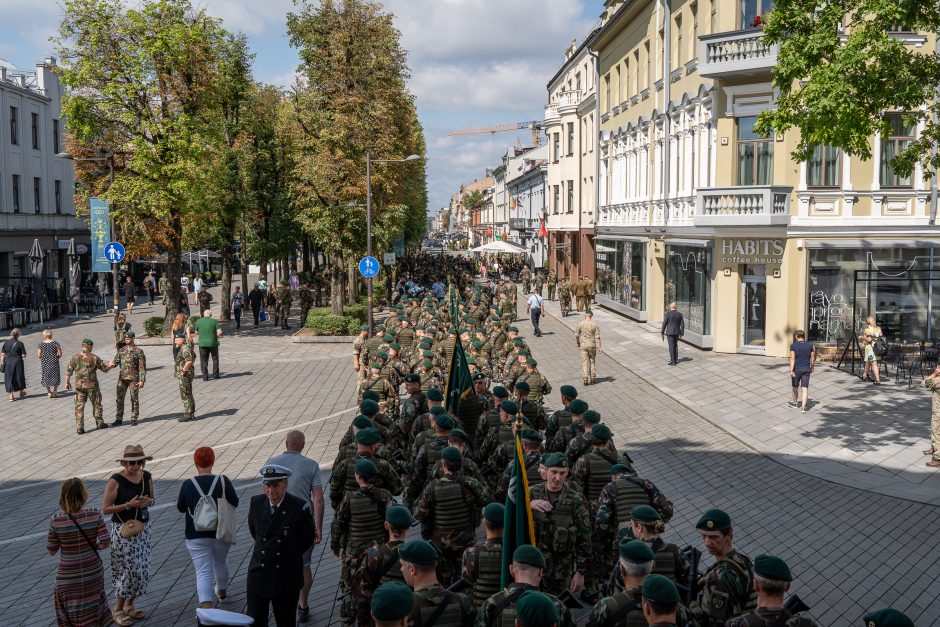 Palydėti plojimais ir šypsenomis: šaulių eisena su orkestru drebino Laisvės alėją