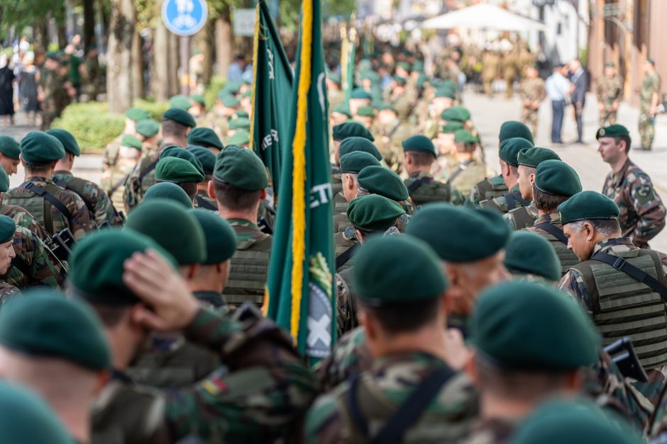 Palydėti plojimais ir šypsenomis: šaulių eisena su orkestru drebino Laisvės alėją