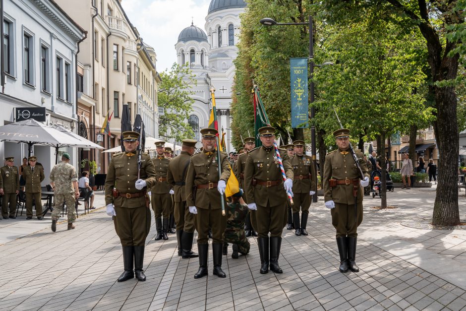 Palydėti plojimais ir šypsenomis: šaulių eisena su orkestru drebino Laisvės alėją