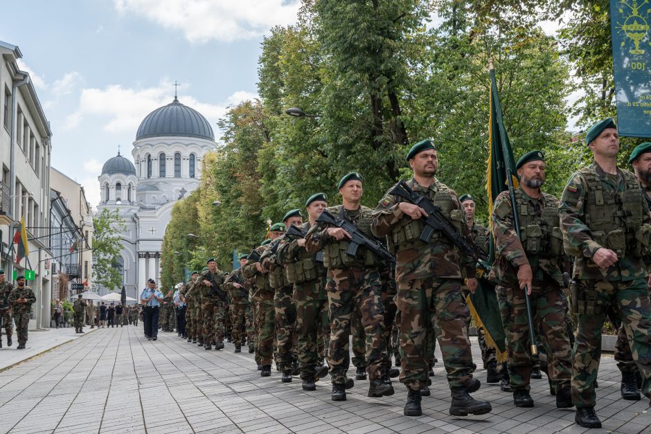 Palydėti plojimais ir šypsenomis: šaulių eisena su orkestru drebino Laisvės alėją